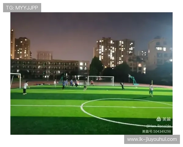 夜幕下闪耀的激情赛场迷你足球发光带来的无限魅力